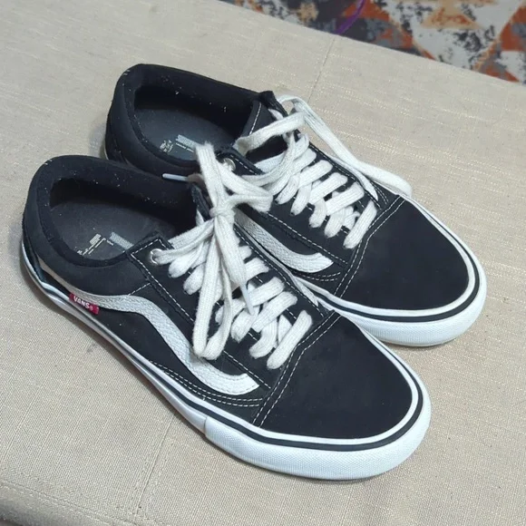 Vans Old Skool Pro skate shoes in a black and white colorway with suede & canvas - Picture 2 of 12